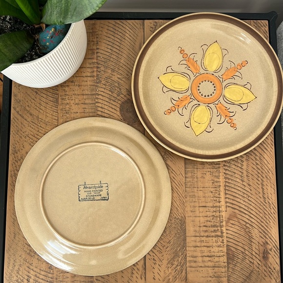 2 Vintage Hearthside Hand Painted Stoneware Dinner Plates - Painted in Japan - Picture 4 of 7